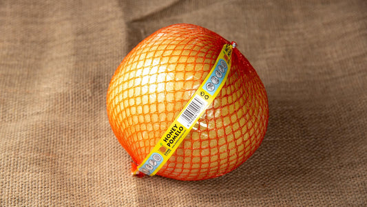 Svež pomelo veliko citrusno voće sa debelom korom