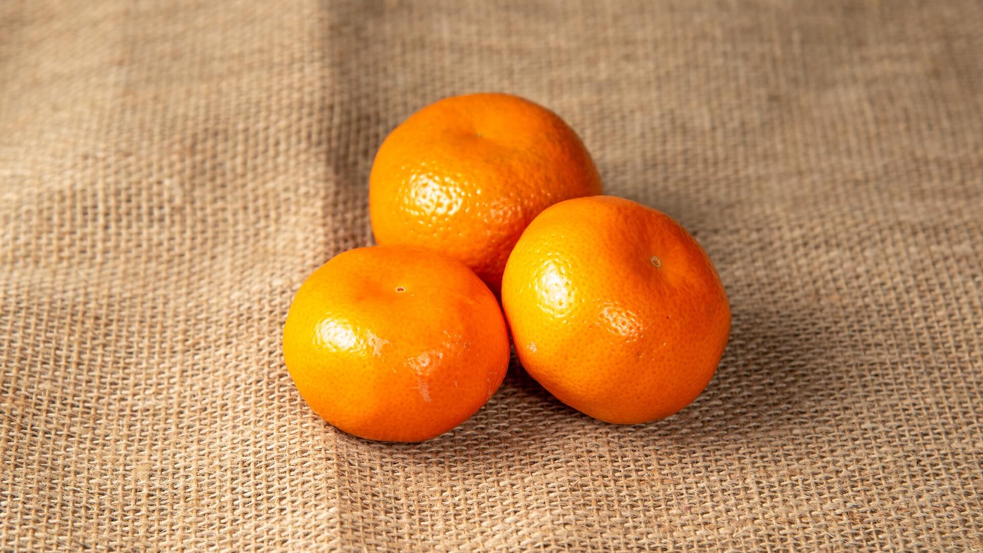 Sveže mandarine narandžaste boje lako se ljušte