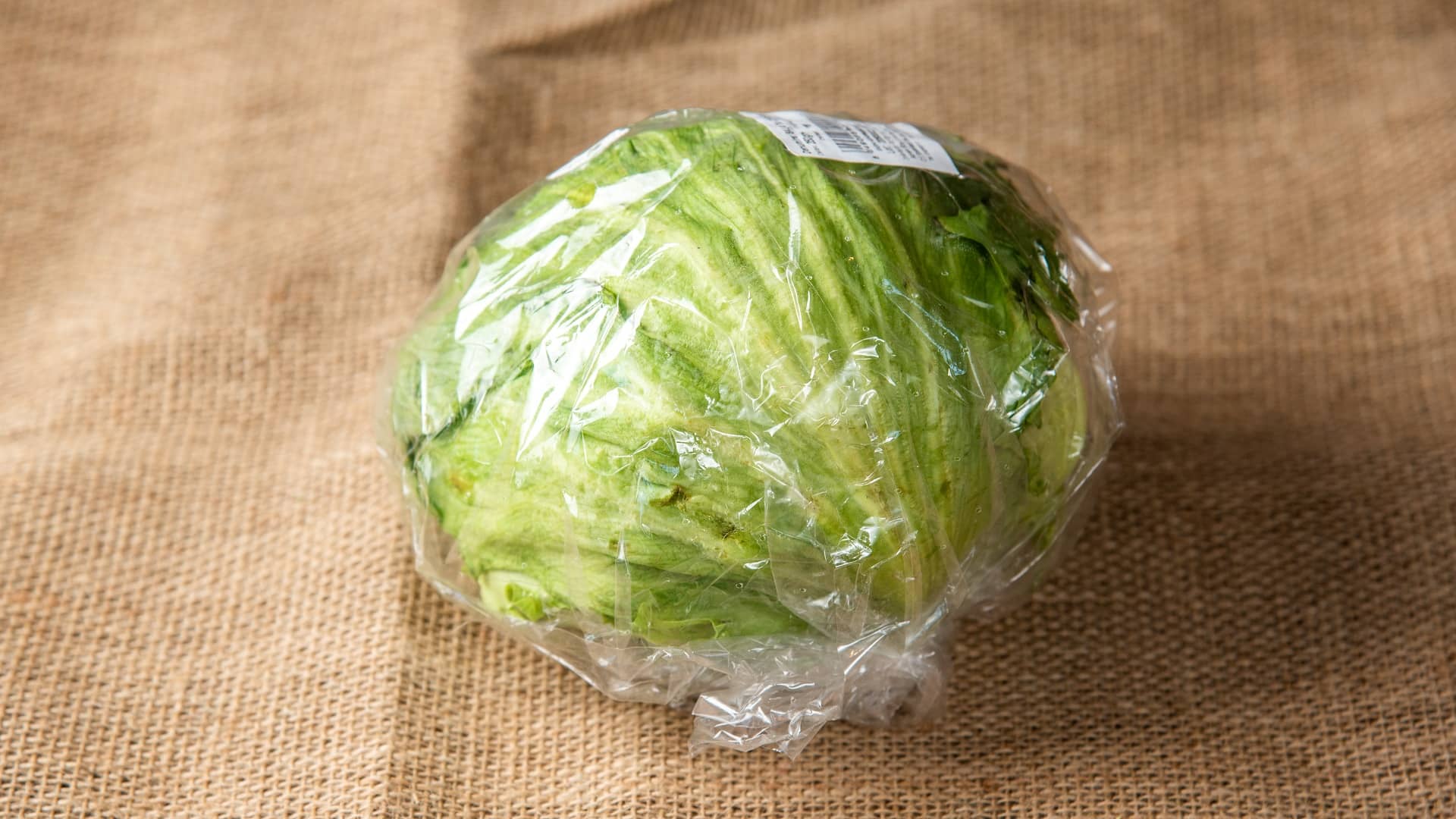 Sveža Iceberg salata sa čvrstom glavicom