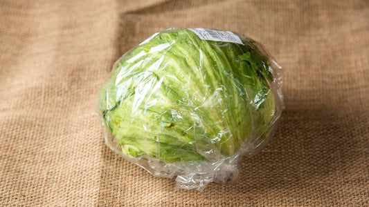 Sveža Iceberg salata sa čvrstom glavicom